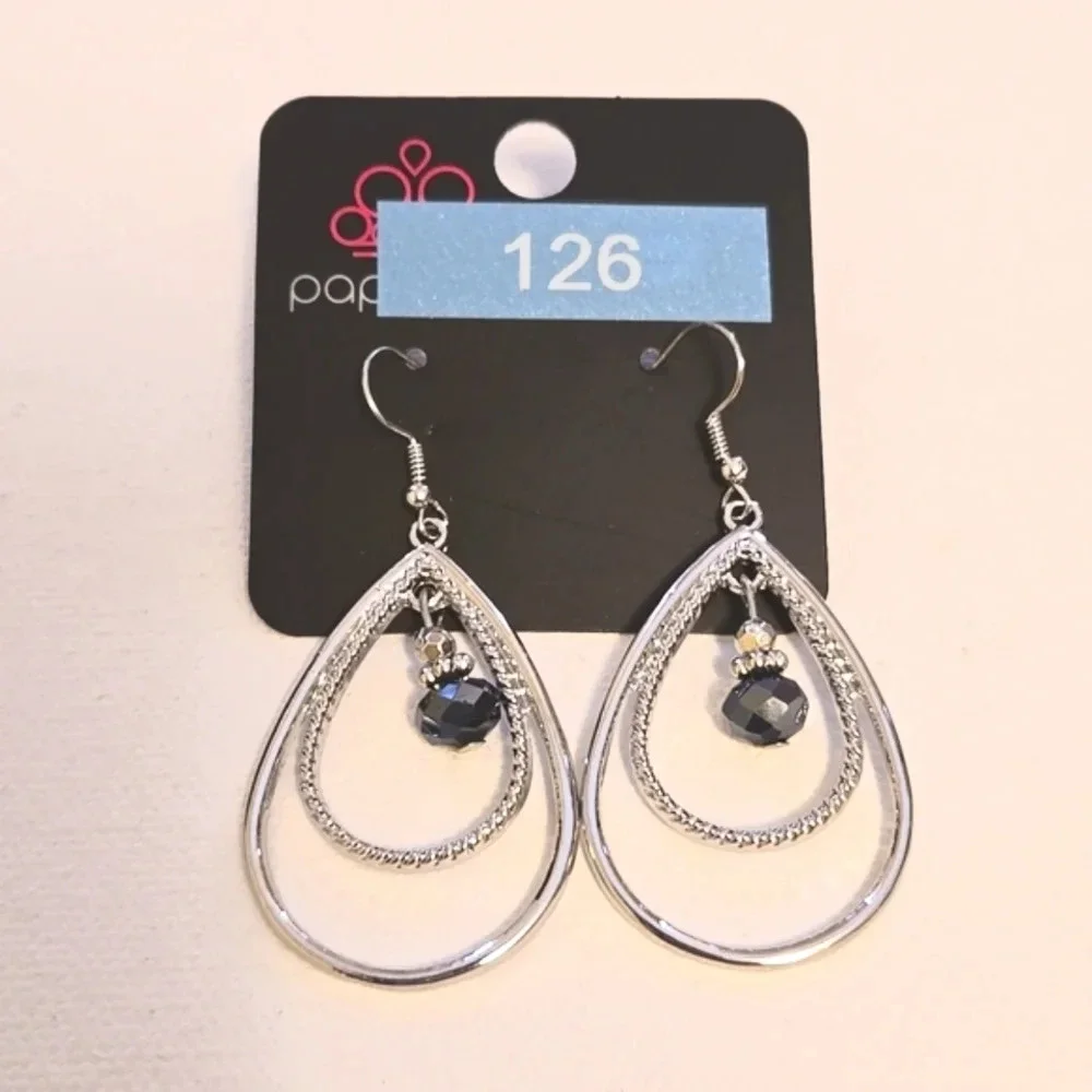 #498 NWT Paparazzi earring silver tone